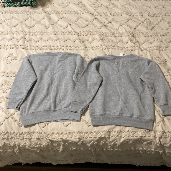 2 Christmas boy/girl holiday gray sweatshirts. Size 4T. - Picture 5 of 5